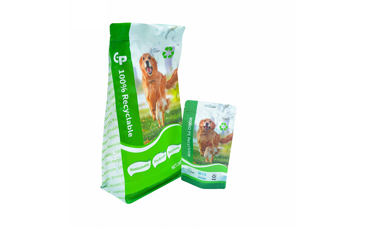 Umweltfreundliche nachhaltige Tierfutterverpackungen mit recycelbarem Symbol und gr&uuml;ner Design